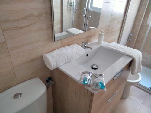 A bathroom at Apto. Escolano, Playa de la Cachucha. WiFi, A/C