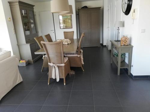 Χώρος καθιστικού στο Zonnig appartement dicht bij ZEE en CENTRUM van Sint Idesbald
