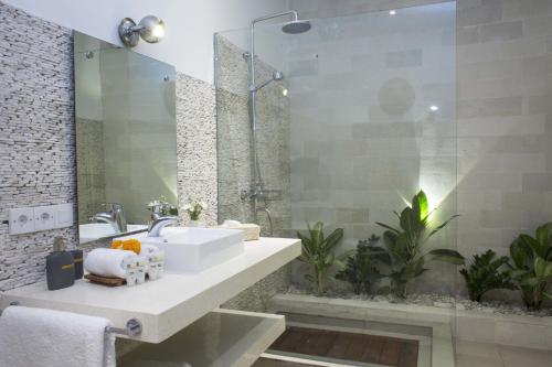 A bathroom at Villa Leda