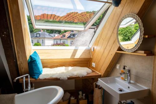 a small bathroom with a window and a sink at Fischerhaus Blankenese in Hamburg