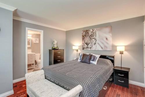 1 dormitorio con 1 cama y una foto de un tigre en Blue Mountain Luxury Studio, en Blue Mountains