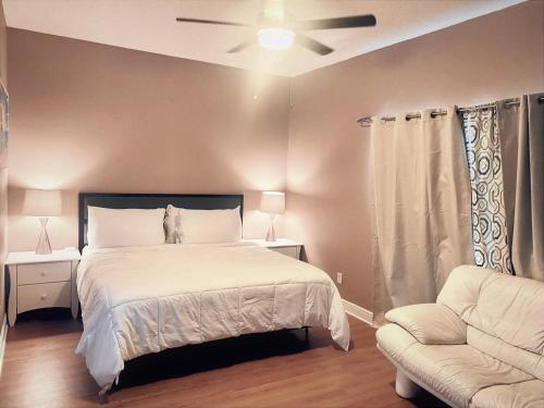 1 dormitorio con 1 cama y 1 sofá en Cape Canaveral near Beach House, en Cabo Cañaveral