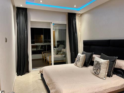 Tempat tidur dalam kamar di Dar Bouazza Luxueux appartement avec vue sur mer