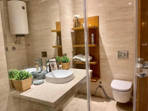 Bathroom sa Dar Bouazza Luxueux appartement avec vue sur mer