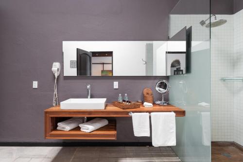 a bathroom with a sink and a mirror at El Mesón de Santa Rosa in Querétaro