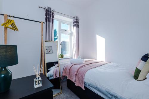 Ένα ή περισσότερα κρεβάτια σε δωμάτιο στο Premium 3-Bed Detached by Papermill, Deeside - Wirral