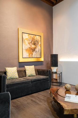 a living room with a couch and a table at El Mesón de Santa Rosa in Querétaro