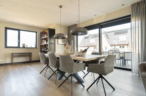 Khu vực ghế ngồi tại New high end waterfront family villa