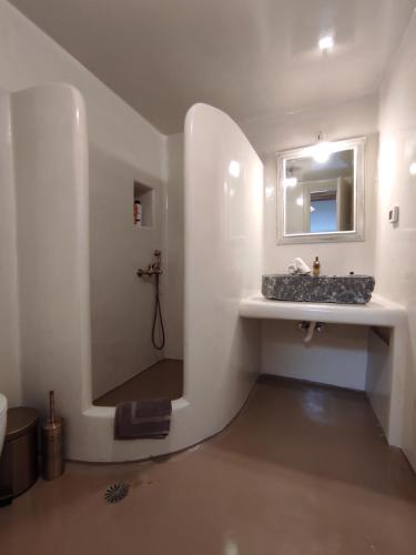 Um banheiro em Traditional suites in Chora Kythnos #5