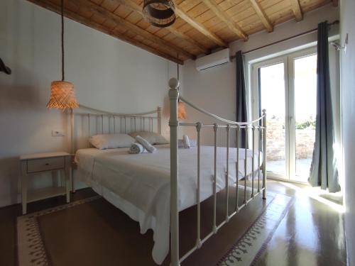 Postel nebo postele na pokoji v ubytování Traditional suites in Chora Kythnos #5