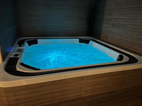 a jacuzzi tub in a room at Domek Mazury nad Jeziorem in Langendorf