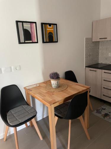 uma mesa de madeira e duas cadeiras numa cozinha em Apartments CLIFF Piran em Piran