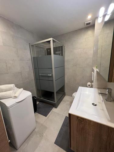 y baño con ducha acristalada y lavamanos. en Apartment - Place Jourdan & EU institutions en Bruselas