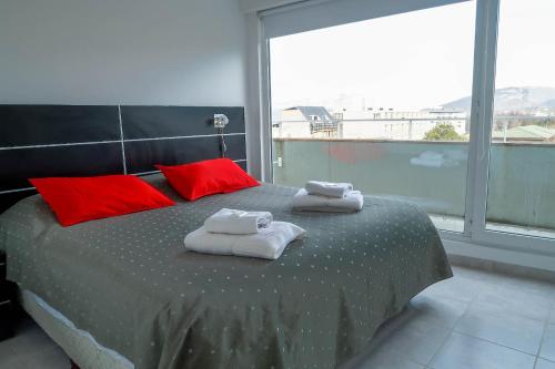 um quarto com uma cama com toalhas em Josefina em Ushuaia