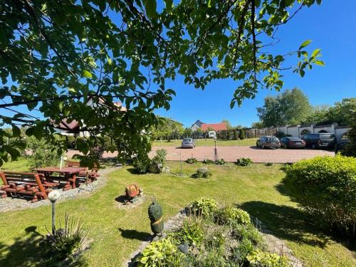 een park met een picknicktafel en een parkeerplaats bij Villa Regina - Spokojna okolica - 100 metrów od lasu in Kościerzyna