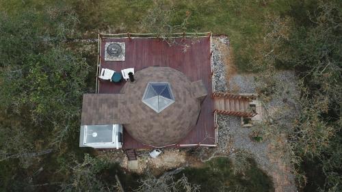 an overhead view of a yard with a house at Voces de Aves Glamping in Chocontá