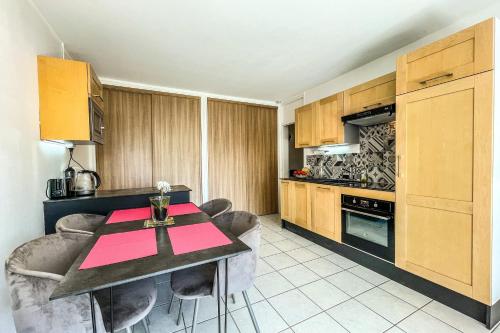 kuchnia ze stołem i krzesłami w pokoju w obiekcie Annecy 1 bedroom Apt With Balcony w Annecy