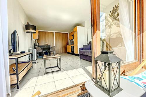 un salon avec un canapé et une table dans l'établissement T2 avec BALCON aménagé proche Annecy centre, à Annecy