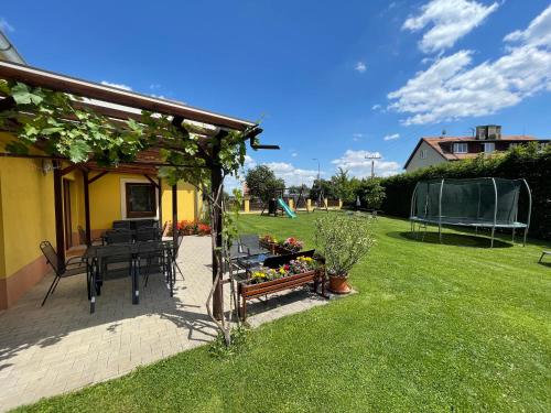 eine Terrasse mit einem Tisch und Stühlen im Hof in der Unterkunft Penzion Sarton in Lukov