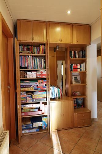 Perpustakaan di apartmen