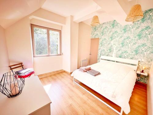 une chambre avec un lit blanc et une fenêtre dans l'établissement ENTIRE HOUSE - Familly Home Cosy&Relax StMalo-Dinan-Rennes-MtStMichel, à Saint-Thual