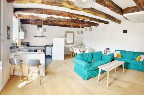 un salon avec un canapé bleu et une cuisine dans l'établissement ENTIRE HOUSE - Familly Home Cosy&Relax StMalo-Dinan-Rennes-MtStMichel, à Saint-Thual