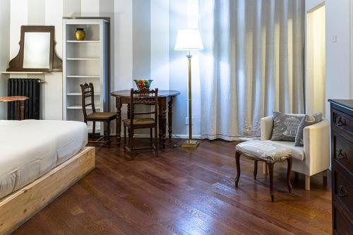 - une chambre avec un lit, une table et des chaises dans l'établissement Appartamento Interno DeGobbi, à Reggio d'Émilie