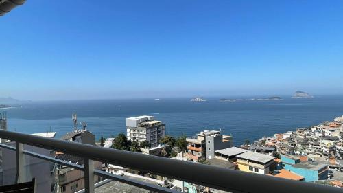 Uma vista do mar geral ou uma vista do mar a partir do apartamento