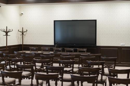 an empty room with a large room with tables and chairs at Piatra Pinului Ski & Spa in Gura Humorului
