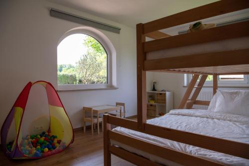 מיטה או מיטות קומותיים בחדר ב-Ganzes Haus mit viel Platz für Familie und Freunde