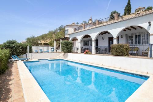 Villa Málaga con Piscina Vallada, Barbacoa y hermosas vistas by AndaraHolidays