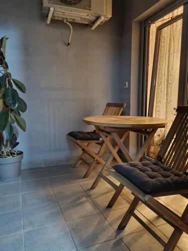 einen Holztisch und zwei Stühle in einem Zimmer in der Unterkunft Beki Apartment in Bar