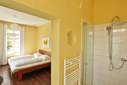 a bathroom with two beds and a shower at Achtender in Metzingen