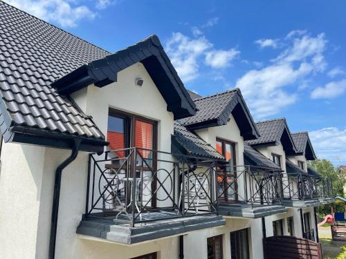 una fila de casas con balcones. en Baltic Trio Apartaments - Rusinowo, en Rusinowo