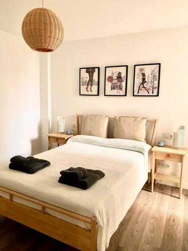 Postel nebo postele na pokoji v ubytování Precioso Apartamento Conil AIRE ACONDICIONADO Y WIFI -SOLO FAMILIAS Y PAREJAS-