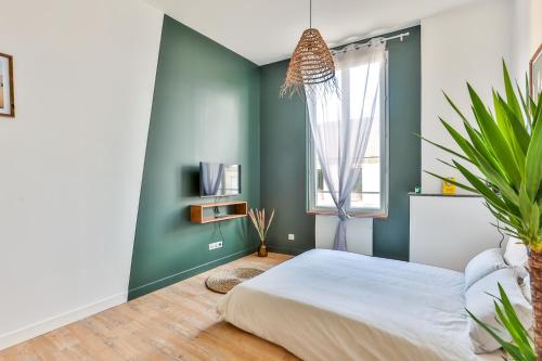 um quarto com paredes verdes, uma cama e uma janela em VILLA VERDE #Hypercentre #Charente #Parking em Cognac