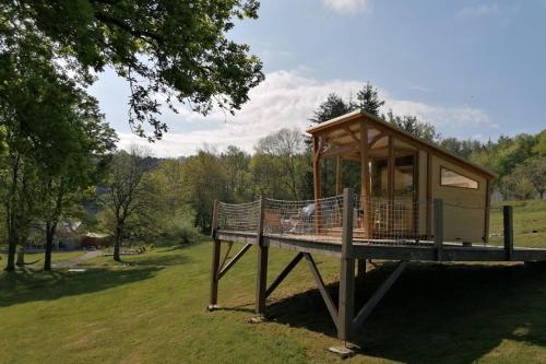 - une aire de jeux dans un parc avec un kiosque dans l'établissement Monchateau étoilé, hébergement insolite avec Spa, à Merlas