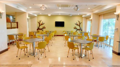 a room with tables and chairs and a tv at Holiday Inn Express & Suites Cuernavaca by IHG in Cuernavaca