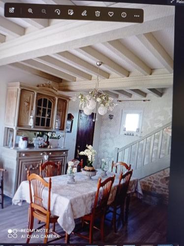 une salle à manger avec une table et des chaises dans l'établissement La Gravière, à Urville