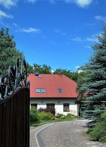 una casa con techo rojo y entrada en Uroczy dom Wszebory 