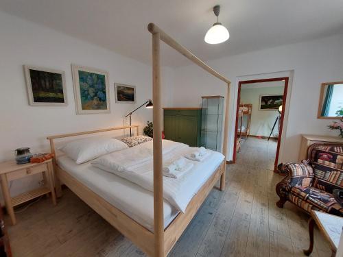 um quarto com uma cama com uma estrutura em madeira em Modré okno em Kozojedy