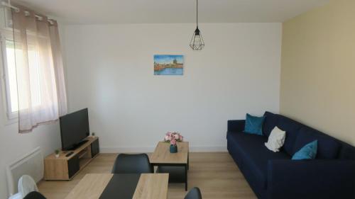 Televisyen dan/atau pusat hiburan di Appartement chaleureux et élégant en résidence.