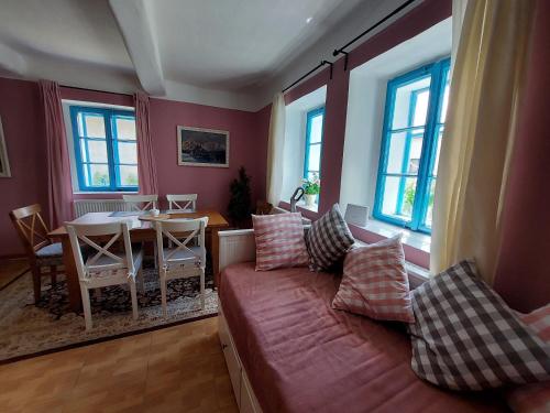 ein Wohnzimmer mit Couch und Tisch in der Unterkunft Modré okno in Kozojedy