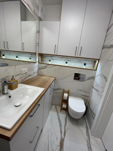łazienka z umywalką i toaletą w obiekcie Apartament 34 Sun Towers w Świnoujściu