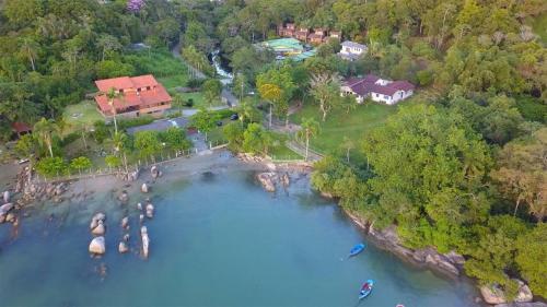 uma vista aérea de um rio com uma praia em Pousada Nosso Bosque em Porto Belo
