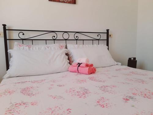 a pink stuffed animal sitting on top of a bed at Tra Vento e Mare in Lendinuso
