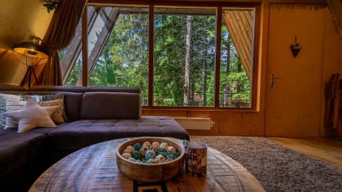 Ruang duduk di Forest House Stella - A frame cabin