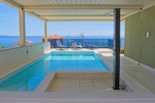 Bazén v ubytovaní Exclusive Makarska Apartment Aurora alebo v jeho blízkosti