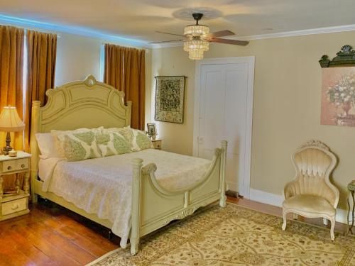 Tempat tidur dalam kamar di The Beaumont House Natchez