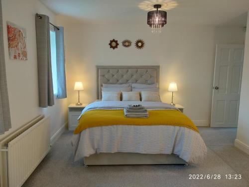 Een bed of bedden in een kamer bij Cottage with Panoramic Views